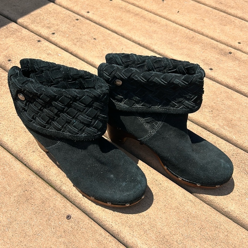 Lots of life left in these excellent used condition UGGS. Black size 8